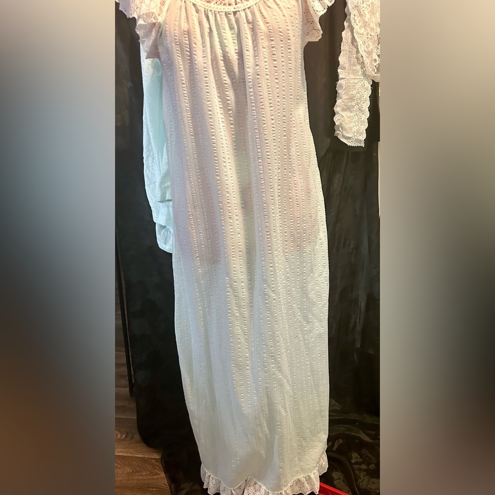 Early 1980’s Miss Elaine Nightgown/Robe set - Picture 3 of 4